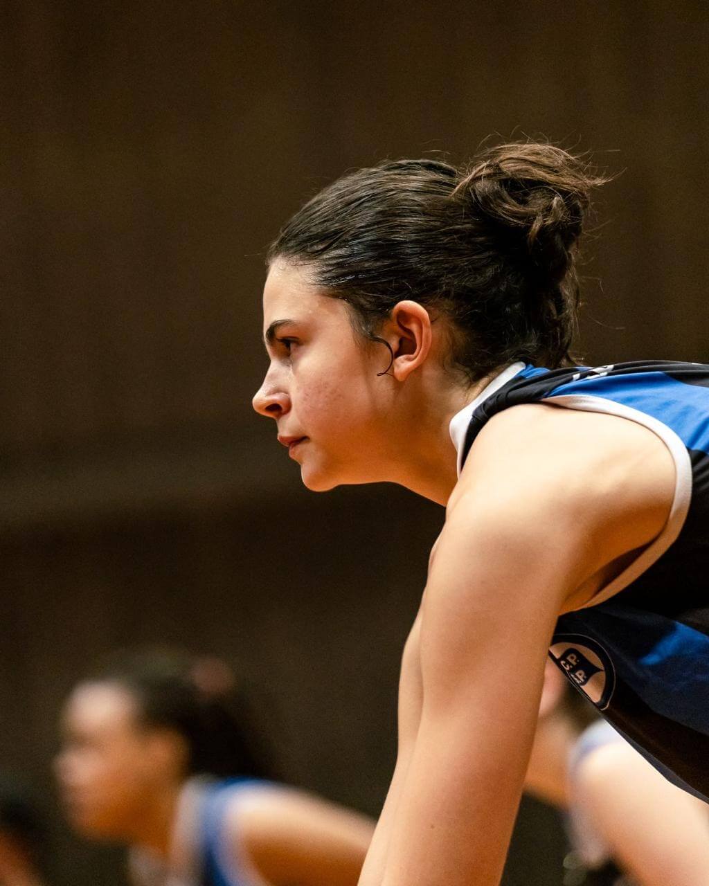 Beatriz Toledo em ação defensiva no voleibol