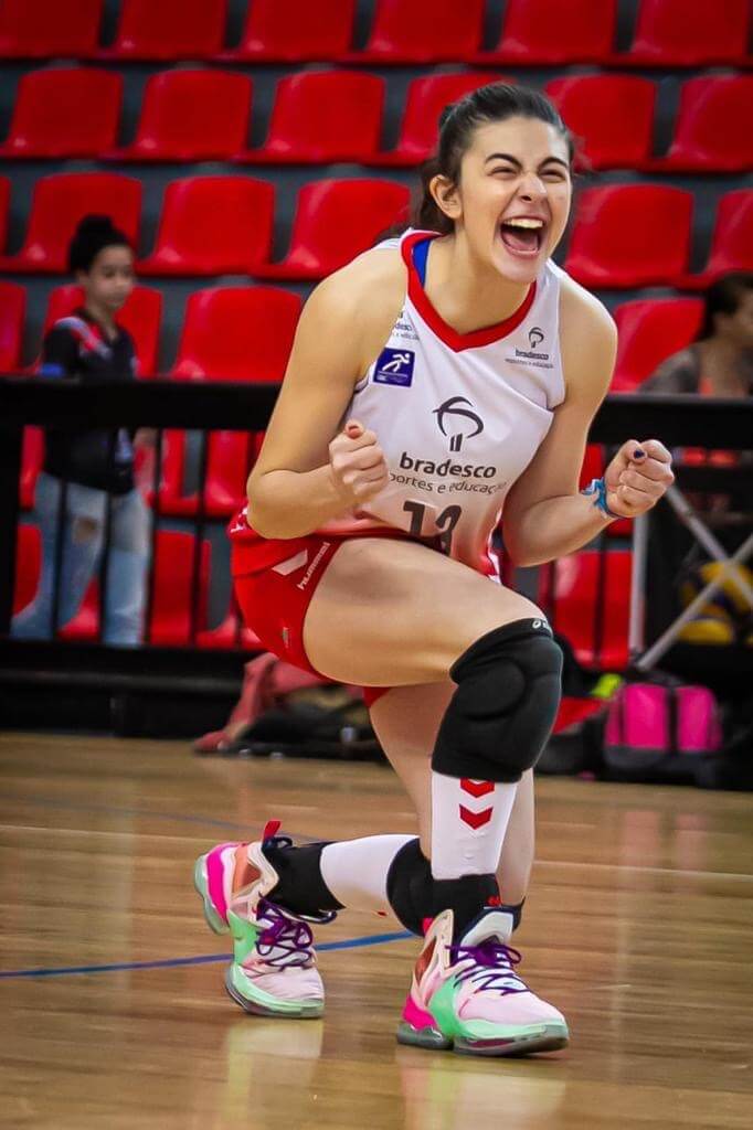 Beatriz Toledo em ação durante uma partida de voleibol